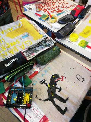 Atelier torchon : à côté de représentations traditionnelles du paysage ornais, d'autres références culturelles furent conviées. L'esthétique des écritures et le choix des couleurs sont très sensiblement identiques.