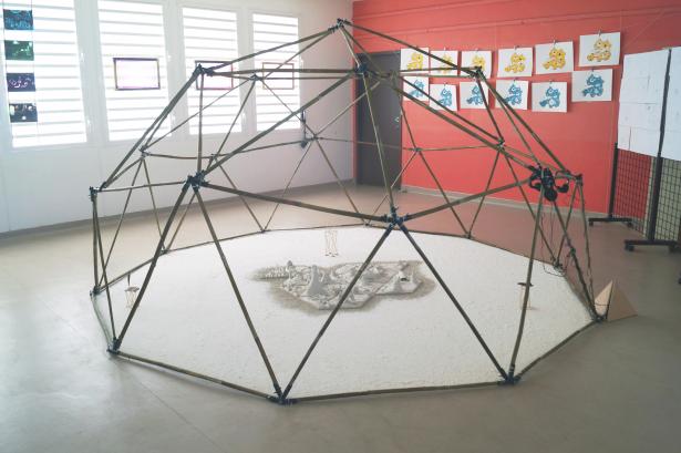 Installation du dôme au dessus du territoire imaginaire des élèves.