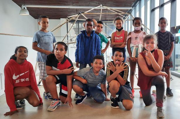 Les élèves viennent voir leur exposition 