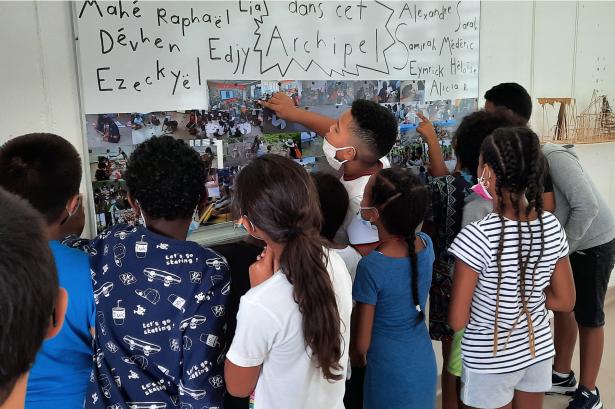 Les élèves se reconnaissent sur les photos d'atelier 
