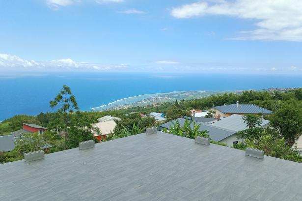 Vue du littoral depuis le restaurant Saveurs des Hauts, Chez Claude, Trois-Bassins, 2022. 