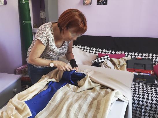 Anne-marie fait des retouches