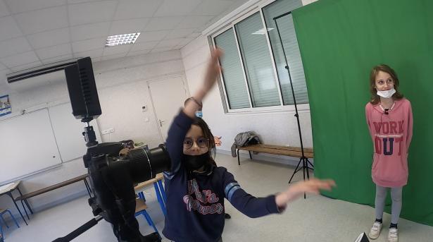Marylou et Aurore, élèves de CM2 de l'école de Clairac © Mélodie Bajo - "Je voudrais vous présenter mes personnages." - 2022