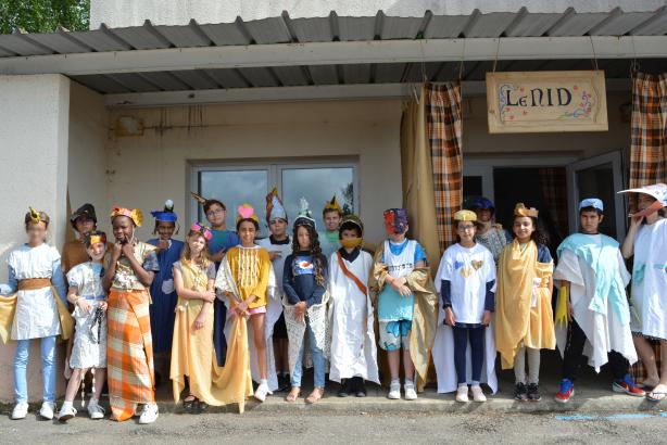 le peuple en habit de fête
