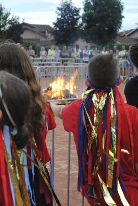 Esteban devant les flammes