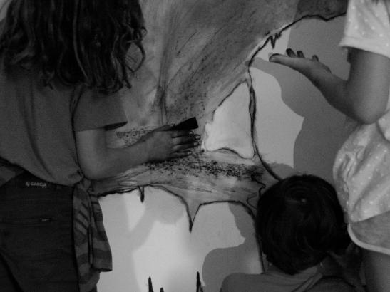 Les élèves remplissant la grotte de noir à l'aide de fusain.