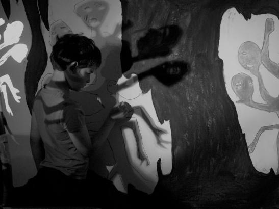 Les élèves projetant et reportant leur marionnettes dans l'espace de la grotte.