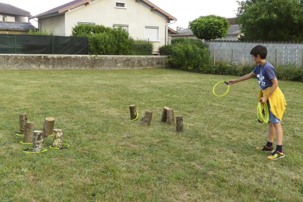 Enfant qui joue aux anneaux