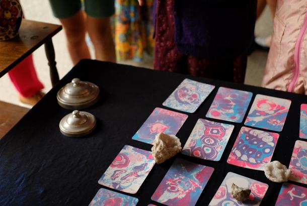 Des habits et des cartes.