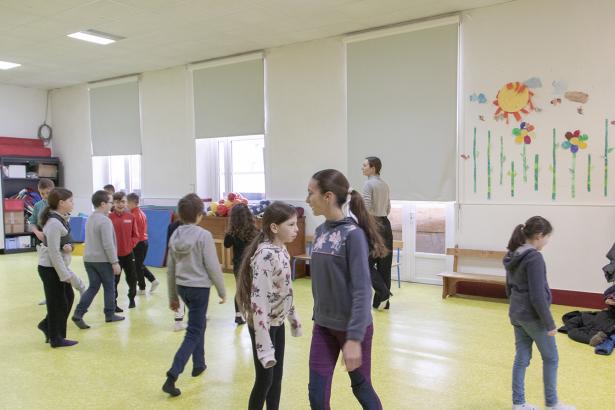 atelier expression corporelle mené avec les enfants par l'artiste plasticienne et danseuse Chloé Boulestreau