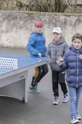 les enfants pendant un atelier dans la cour