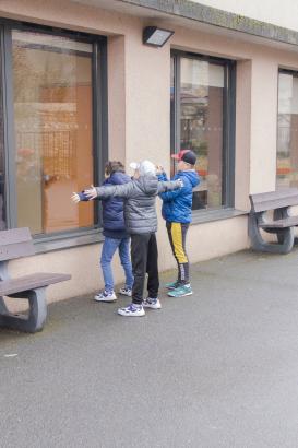 les enfants pendant un atelier dans la cour