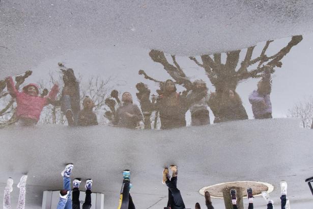 Portrait des enfants dans une flaque d'eau par Robin Bourgeois