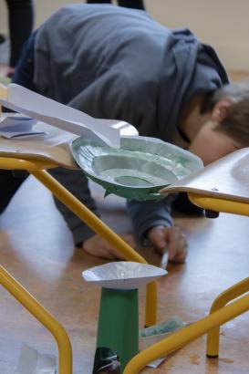 Circuit pour d'eau en papier assemblé par les enfants © Robin Bourgeois