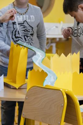 Circuit pour d'eau en papier assemblé par les enfants © Robin Bourgeois