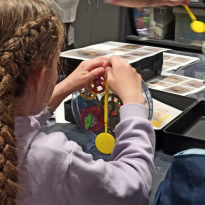 les doigts dans l'engrenage horloge mécanique ateliers enfants