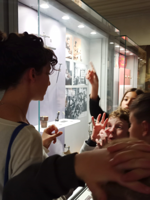 musée du Temps atelier jeune public les doigts dans l'engrenage