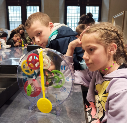 les doigts dans l'engrenage horloge mécanique ateliers enfants
