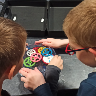 les doigts dans l'engrenage horloge mécanique ateliers enfants