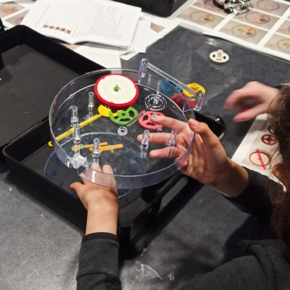 les doigts dans l'engrenage horloge mécanique ateliers enfants