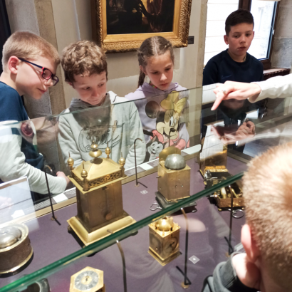 musée du Temps atelier jeune public les doigts dans l'engrenage