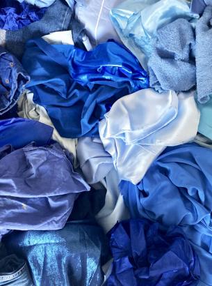 récolte de tissus bleus