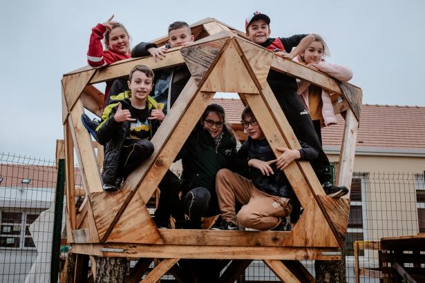 enfants dans la cabane du futur