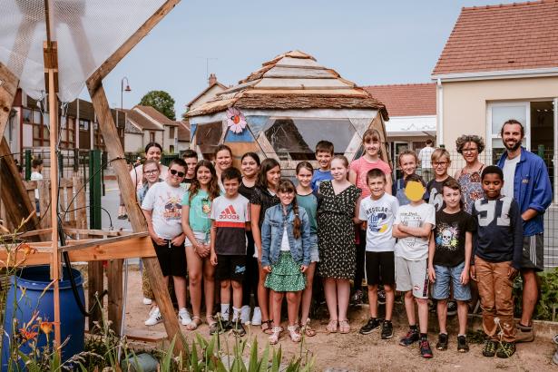 photo de classe devant la cabane du futur