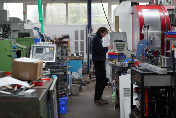 Tom dans une grande halle de machines