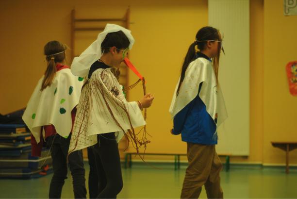Olga, Lou et Gunjin se préparent à la rencontre