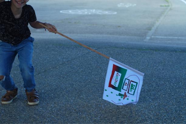 Freddy portant le drapeau "Libre de s'amuser"
