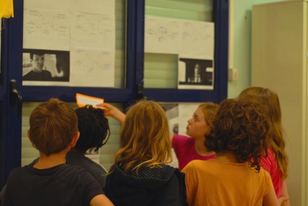 Jade explique un des ateliers à d'autres élèves