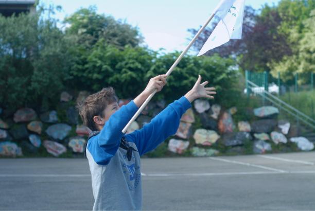 Lou joue avec un des drapeaux