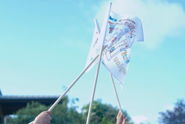 Les drapeaux se croisent