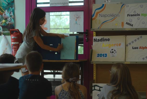 Lola explique un des ateliers à d'autres élèves
