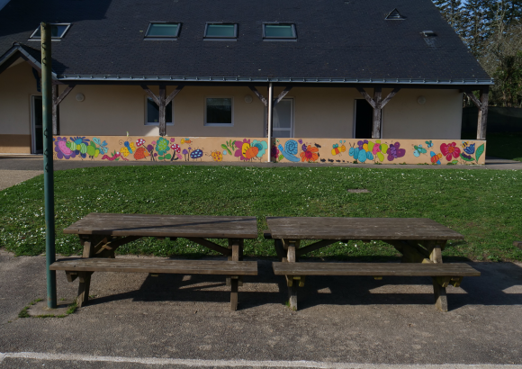Les tables de pique-nique ré-imaginées en chapelle…