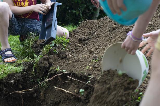les enfants recouvrent la boîte, qu'ils déterreront dix ans plus tard