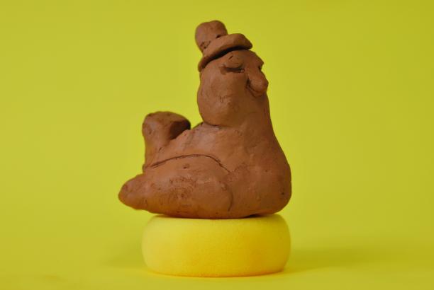 Poulet livreur à chapeau