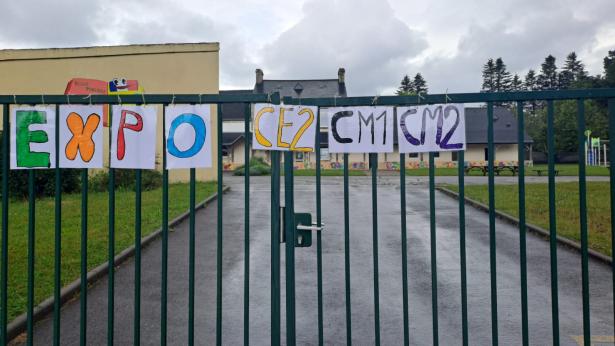 Panneaux réalisés par les enfants indiquant l'exposition.