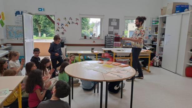 Échange de cadeaux avec les enfants, distribution du livre-jeu « Mais où est passée Bernadette ? »