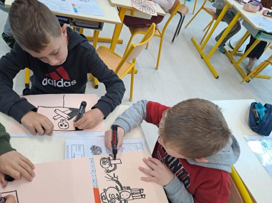 Séance de dessin dans la classe.