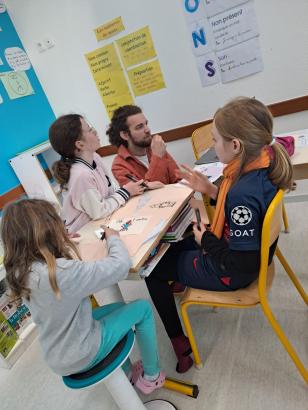 Séance de dessin dans la classe.