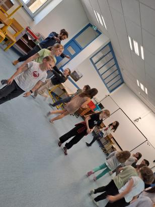 Atelier d'improvisation théâtrale avec la classe.