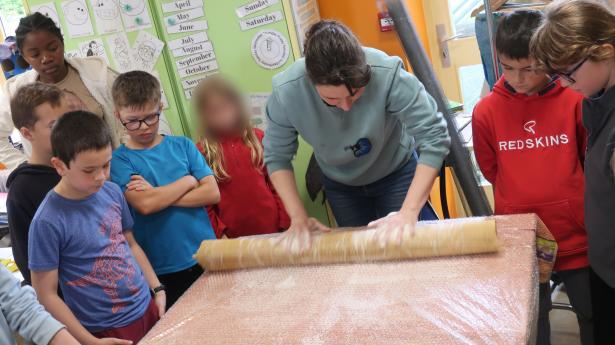 foulage de la laine qui va feutrer les fonds créés par les enfants