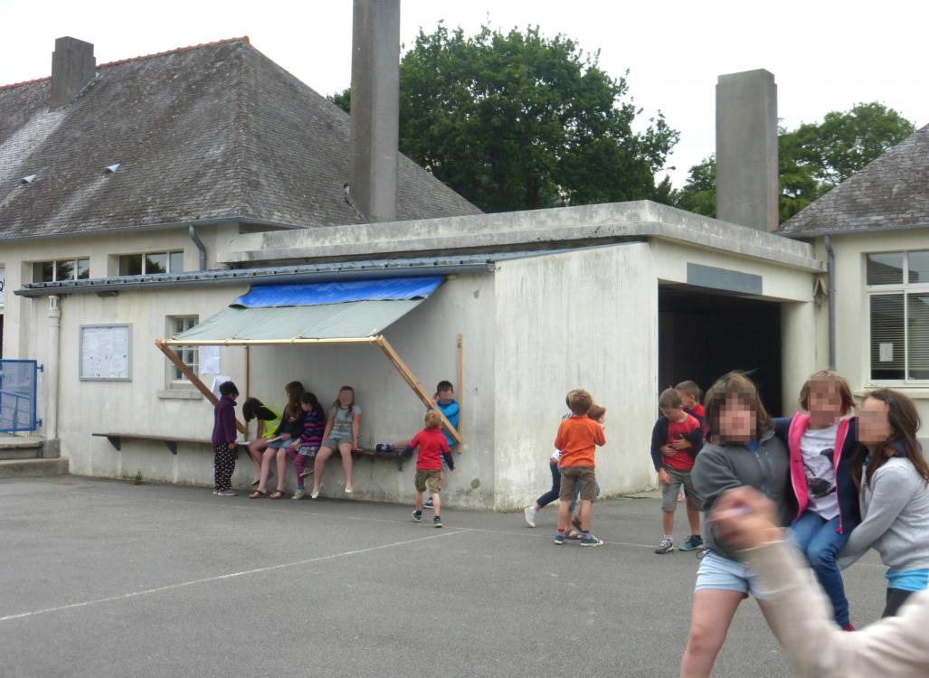 L'auvent se plie et se déplie.