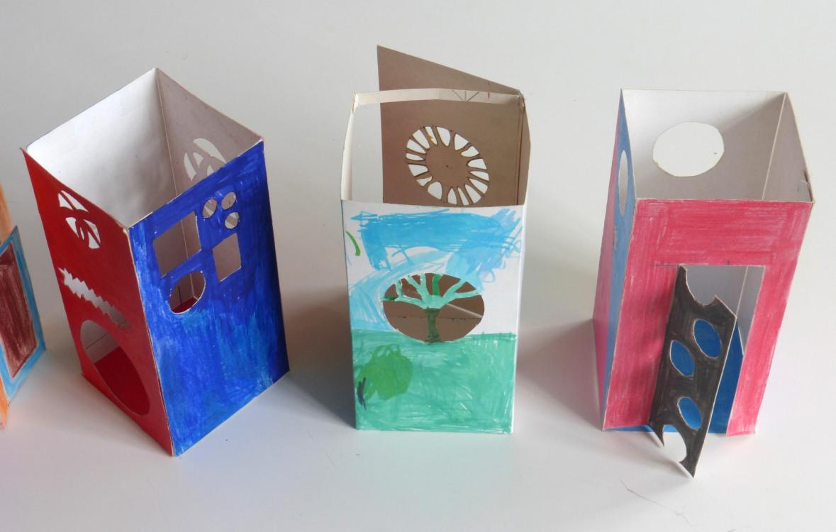 Maquettes de la classe : Echelle, ouvertures ajourées et couleurs sont des ressources pour concevoir la cabane qui sera réalisée