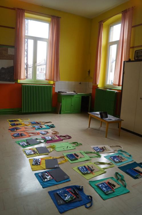 "et d'abord on va les mettre où tes montagnes ?- dans la bibliothèque."