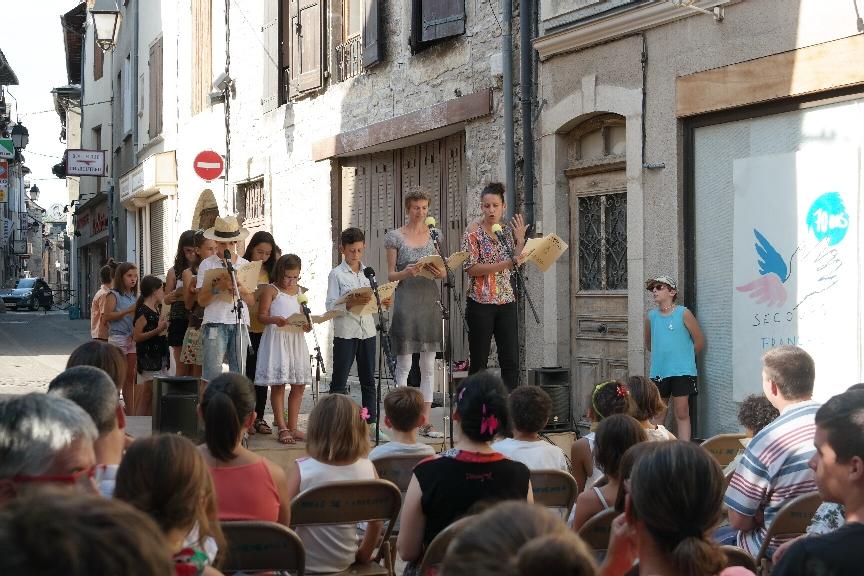 Lecture publique dans la rue Droite