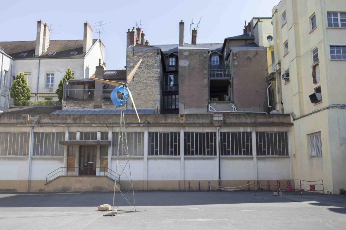 Victor Boucon, le son du vent dans les feuilles d'un arbre, 2017, acier, bois, bâche plastique.