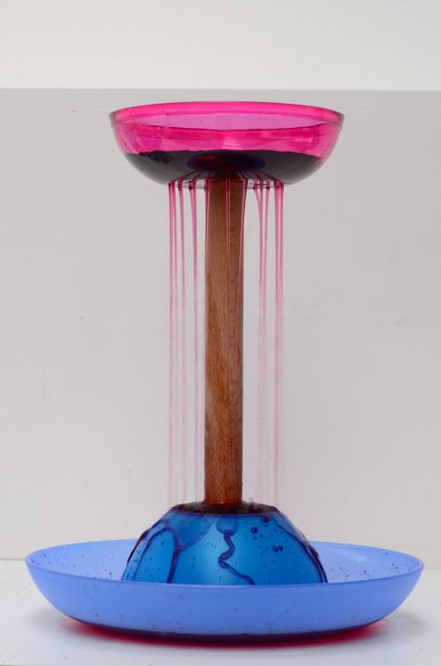 Expérimentation d'écoulement à base de vaisselle en plastique